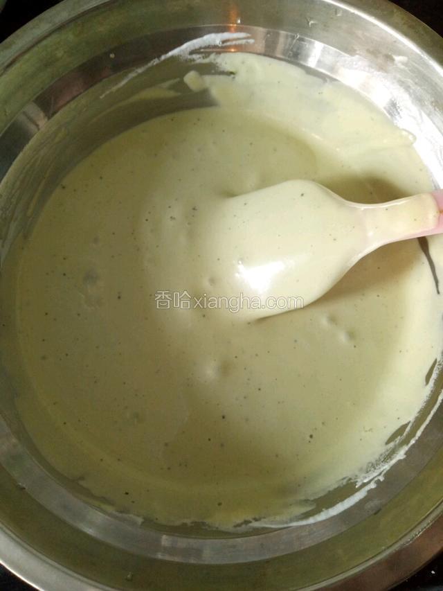 切拌翻拌成浅绿色的蛋糕糊（切忌划圈搅拌，以免消泡）。