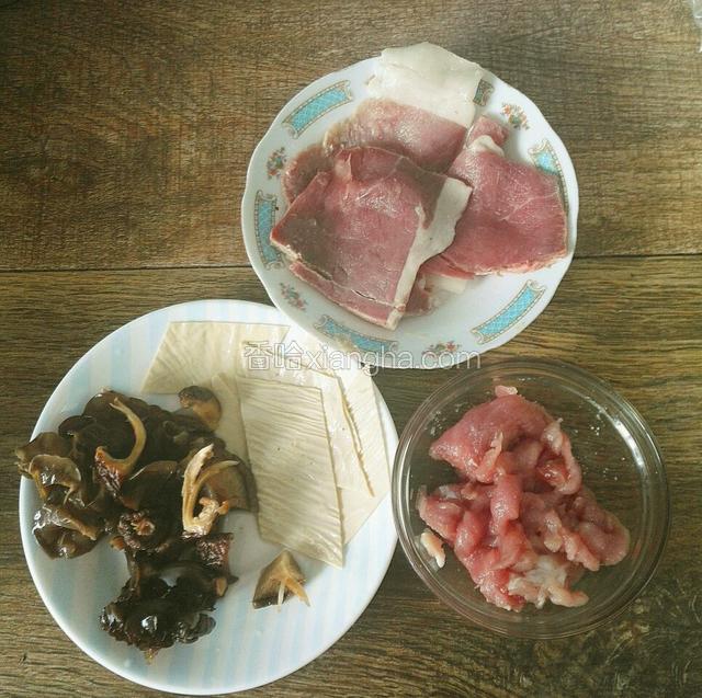 豆腐皮、香菇、木耳用水泡发后洗净备用，精瘦肉切片用少许盐抓匀