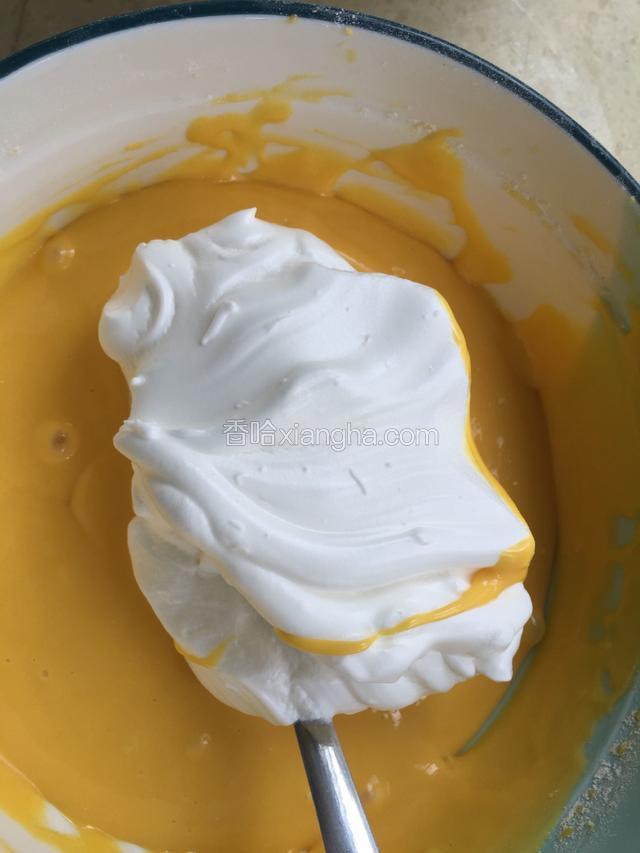 把三分之一的蛋清放入蛋黄糊里轻轻地上下拌匀，就像炒菜一样的手法，不能打圆圈，那样容易起大泡。
把剩余的蛋清倒入蛋黄糊里继续拌匀。
把拌匀的蛋糕糊倒8寸蛋糕模具里，然后提起模具震动两次消泡，150度预热烤箱5分钟。