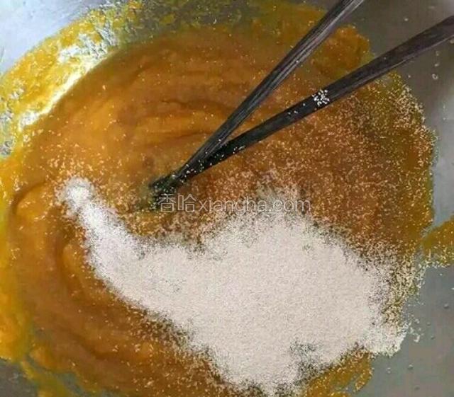 南瓜去皮蒸熟，取250克，因为有水分，所以直接用筷子搅拌成泥，加入白糖，待温热的时候加入酵母，搅拌均匀