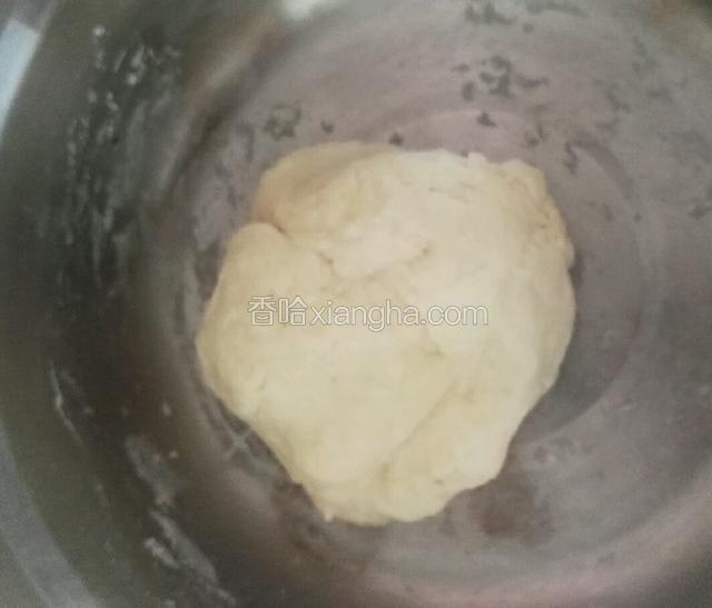 将水油皮所需材料混合均匀，揉成面团备用