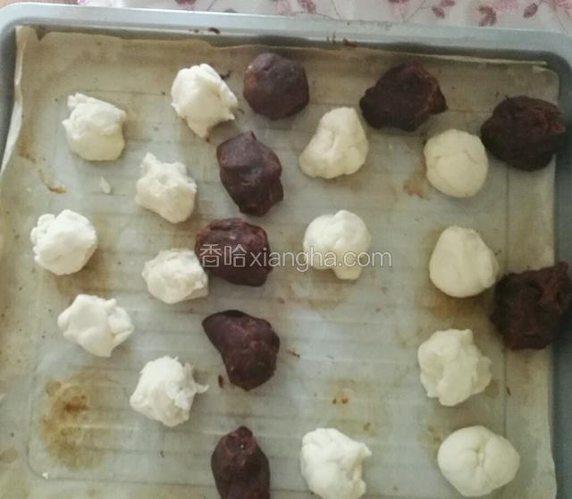 将红豆沙平均分成八等份备用