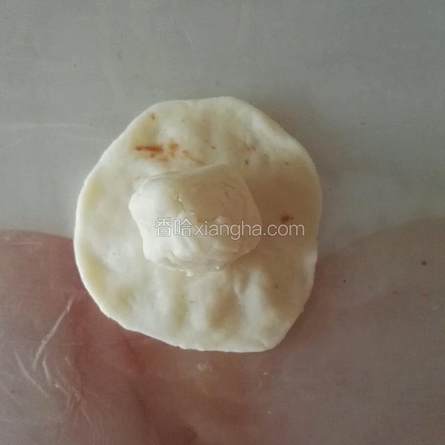 取一份水油皮中间放入油酥包好