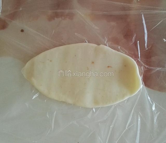 取一份按扁，擀成牛舌状