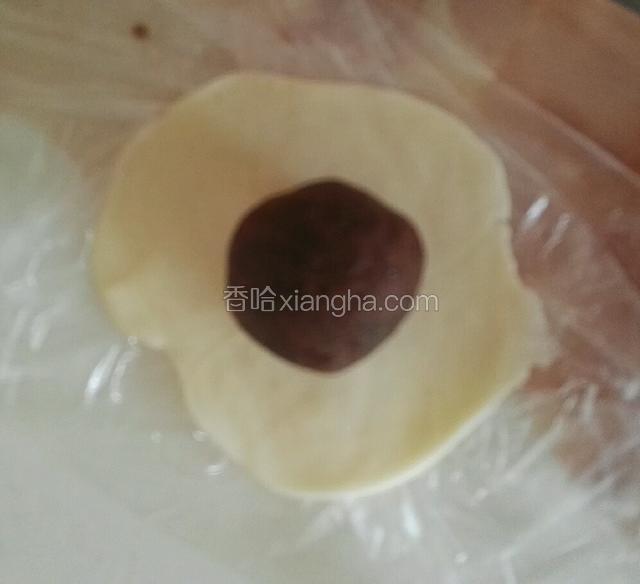 中间包上包好鸭蛋黄的红豆沙