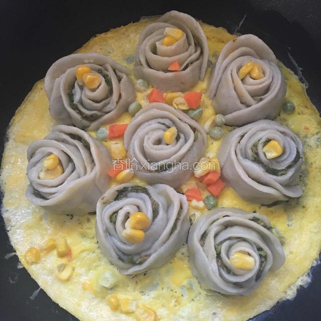 水蒸干后导入打散的鸡蛋液
撒上玉米，胡萝卜，青豆
转小火