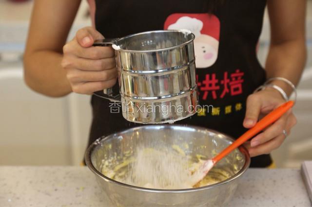 5.将低筋面粉和玉米淀粉过筛加入黄油中，用手揉成面团
