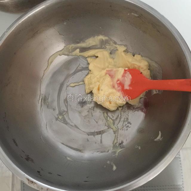 室温软化的黄油用刮刀搅拌一下