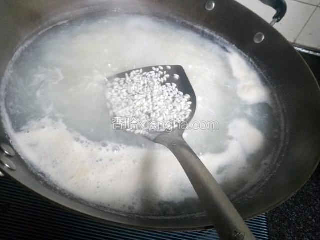 把糯米在锅里煮5分钟左右
