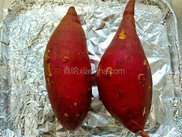 将红薯放在烤盘上。