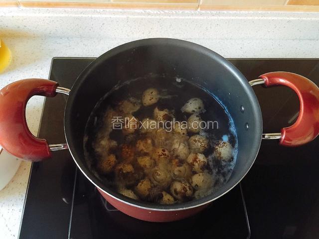 冷水放入鹌鹑蛋煮，水煮开后再煮7分钟。