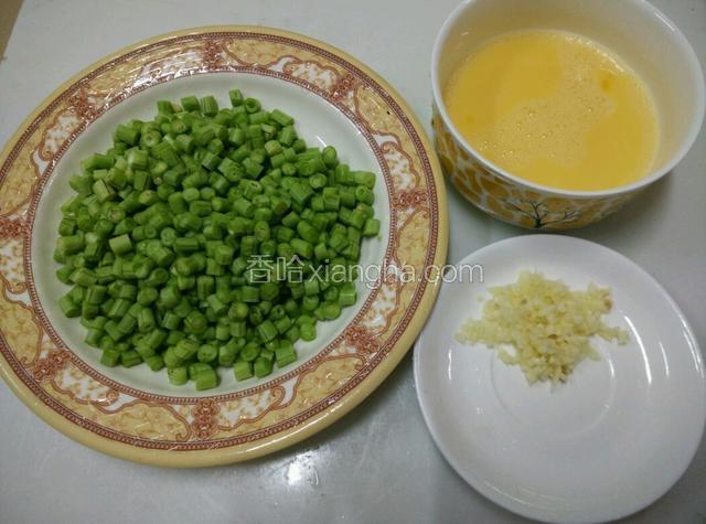 豆角切粒，大蒜剁碎，鸡蛋打散，加入适量的温水及白酒搅拌均匀