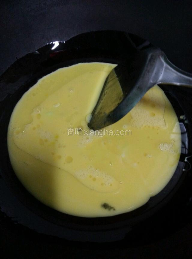 开锅，放入适量的花生油，等到油五成热时，把鸡蛋倒入锅内，大火快速翻炒20秒，至鸡蛋成凝固状起锅