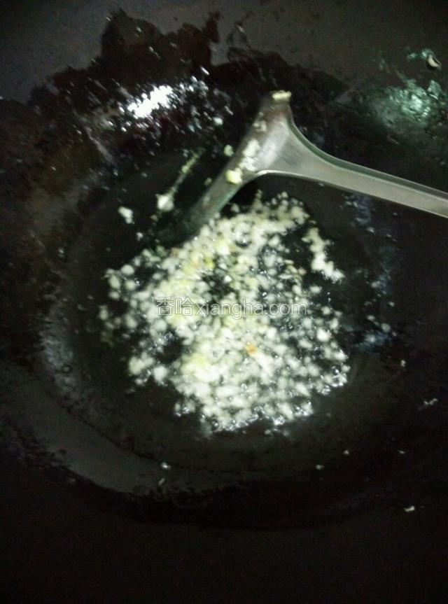 剩下来的油，放入大蒜爆香