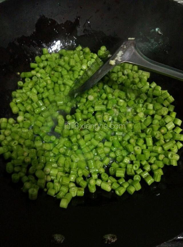 把豆角倒入锅内，放一小茶勺水和适量的盐调味，大火翻炒2分钟