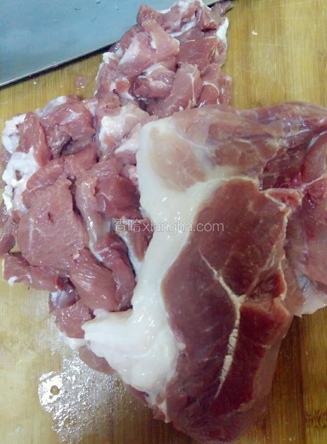 猪肉要选前腿嫩肉，最好八分瘦二分肥的