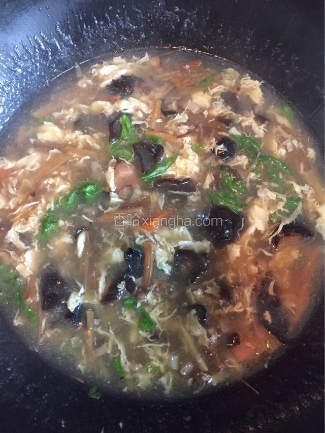 随后淀粉勾芡，出锅时放入青菜。卤子做好了。