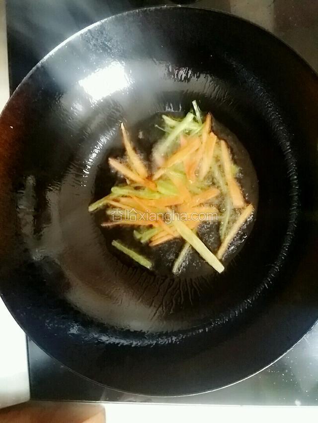 放胡萝卜，翻炒30秒
