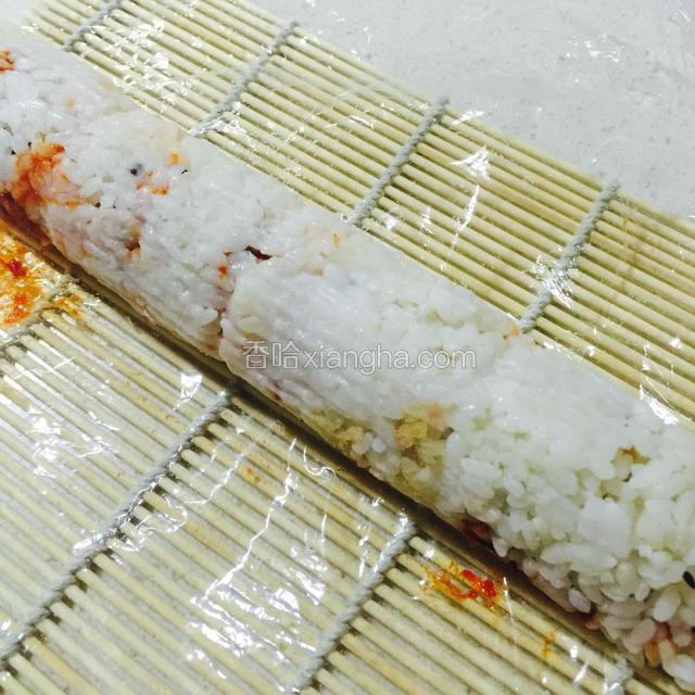 像卷寿司一样卷起来
用刀切成一段一段的