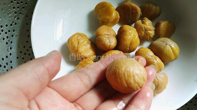 煮熟的板栗直接倒入盆内至清水冲凉。
剥好的板栗。