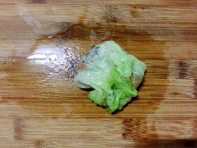 然后对折包好，收囗往下放入盘中