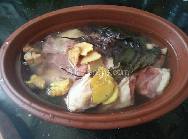 把鸭肉、姜片、紫苏放入炖罐，加足量水，少许料酒。