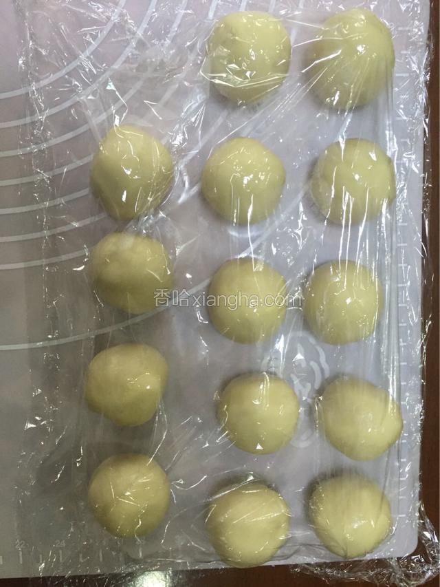 将油皮分成12个小剂子，油皮20g一个，油酥10g一个，油皮包住油酥（虎口包法），收口朝下，静至10分钟