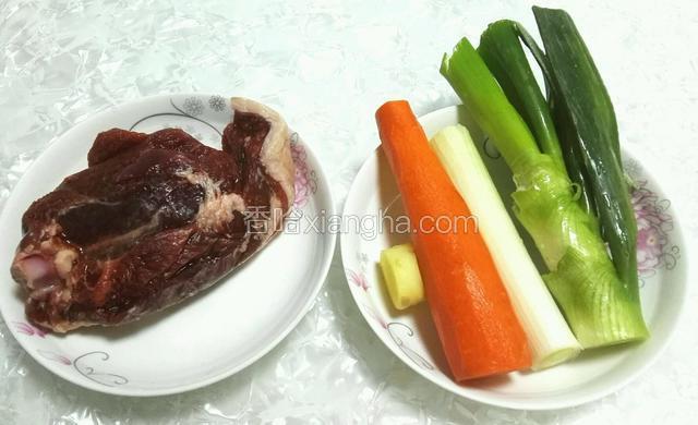 准备材料：所有材料清洗干净