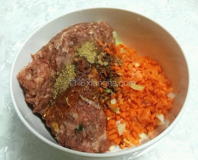 羊肉、胡萝卜、大葱、姜混合，加入生抽、盐、椒盐粉、胡椒粉、香油