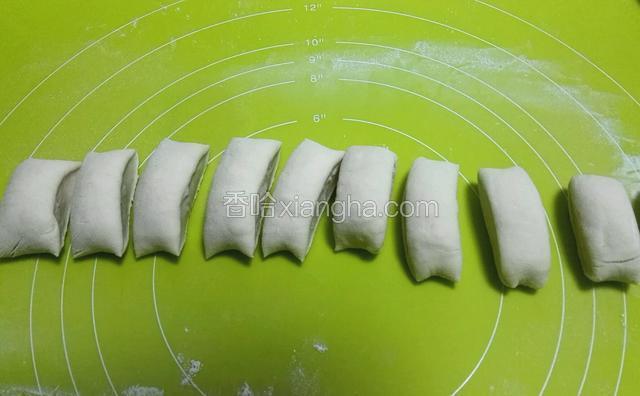 把面团搓成长条，切块
