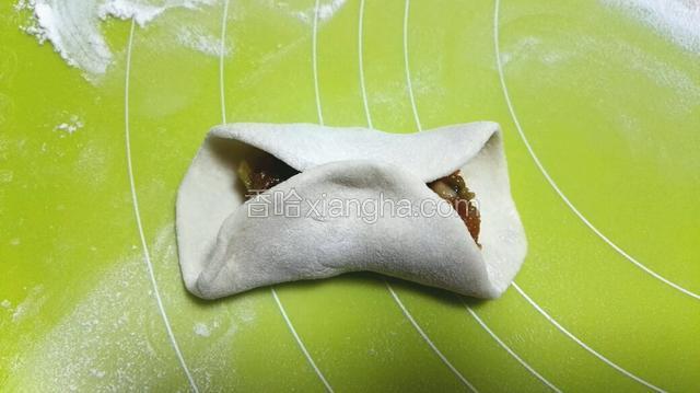 把两面对折，把中间捏紧