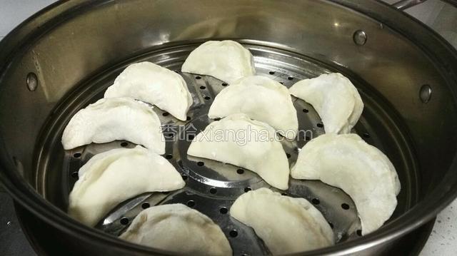 蒸锅里刷油，水烧开了再把饺子放入，中火蒸18分钟。