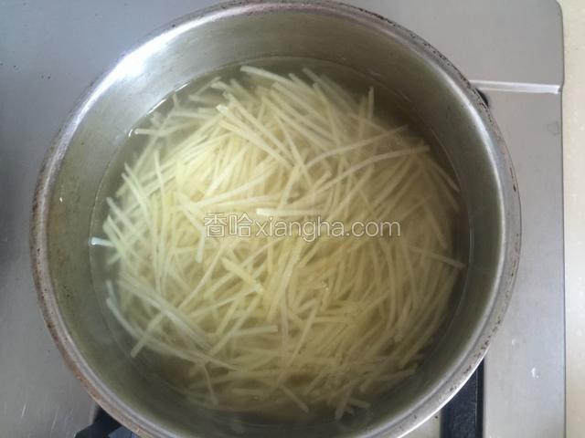 炒锅烧开水，放土豆丝，水开后大约2分钟焯熟。