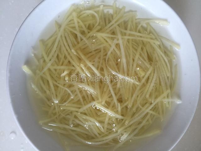 捞出立即放入凉开水中浸泡。