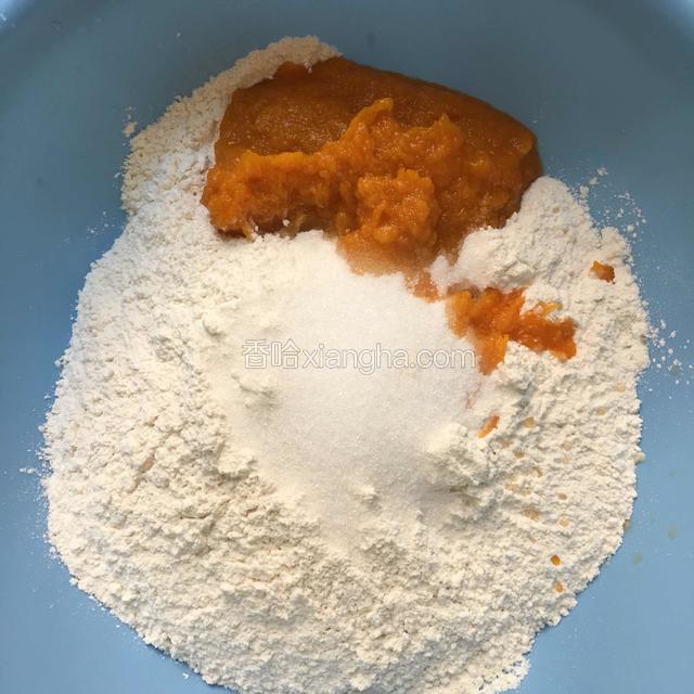 把硣母放入适量温水中化开，把南瓜泥隔水用保鲜膜蒸熟压成泥，放入500克面粉中揉成面团，温水不要太多哟，盖上保鲜膜发硣至原来的两倍大