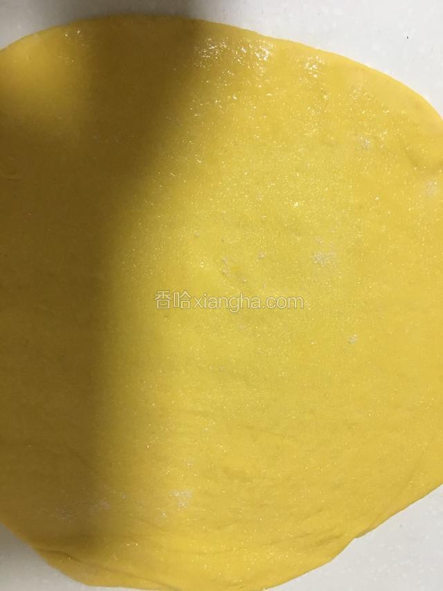 然后把黄色面团擀成薄片抹上玉米油撒上少许糖
