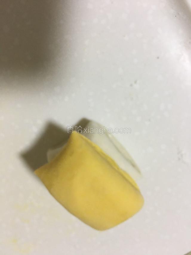 然后取一个黄的一个白的，两个叠在一起