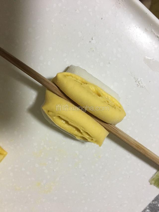 用筷子在中间压一下