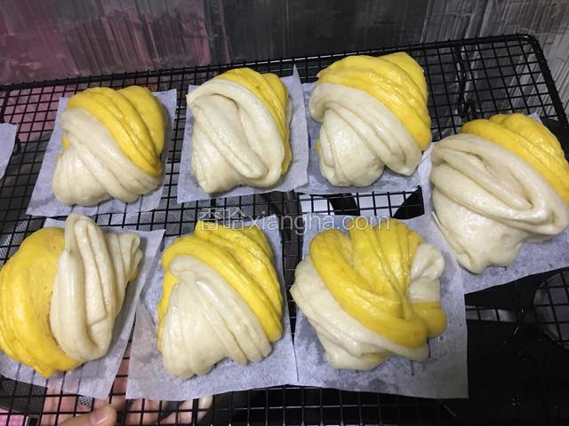 冷水上锅蒸25分钟关火焖5分钟，出炉