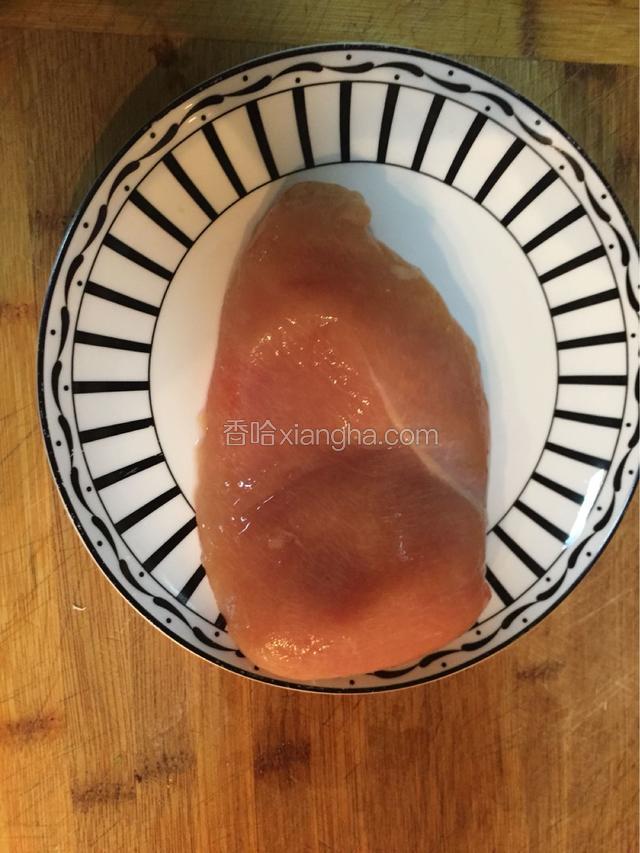 鸡胸脯肉一块沥干水