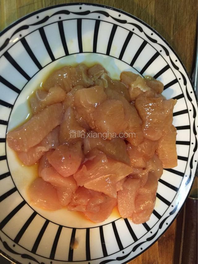 鸡肉切小块.加入料酒一勺.生抽一勺.盐适量.腌制十分钟待用