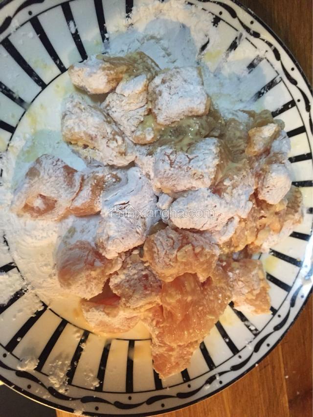 鸡肉腌好加入淀粉搅匀