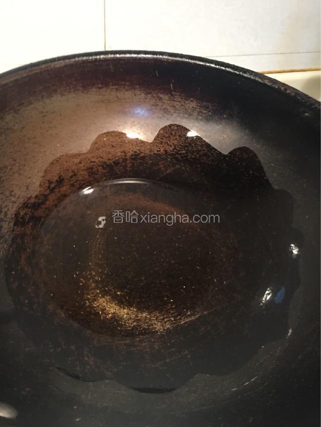 锅内加入适量油炒鸡肉块.