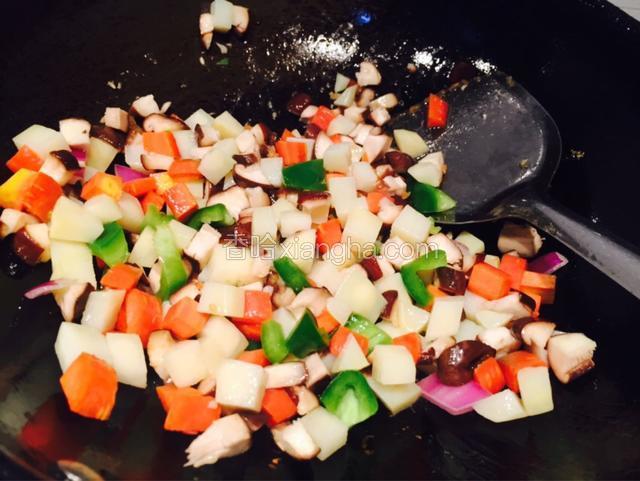 锅内炒锅鸡肉的油直接放入蔬菜丁翻炒.