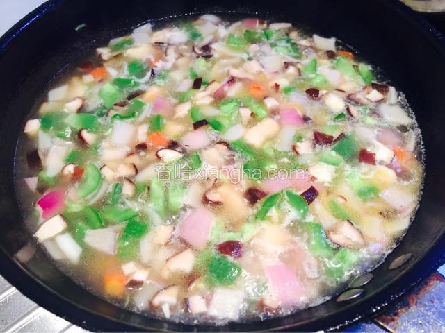 加水没过蔬菜.加入炒好的鸡块一起炖.加入盐调味.还没放咖喱.盐适量放入