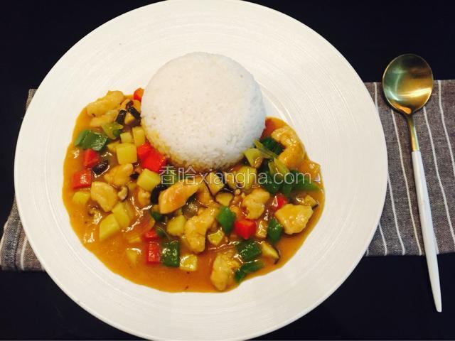 一份咖喱鸡肉饭就做好啦.
