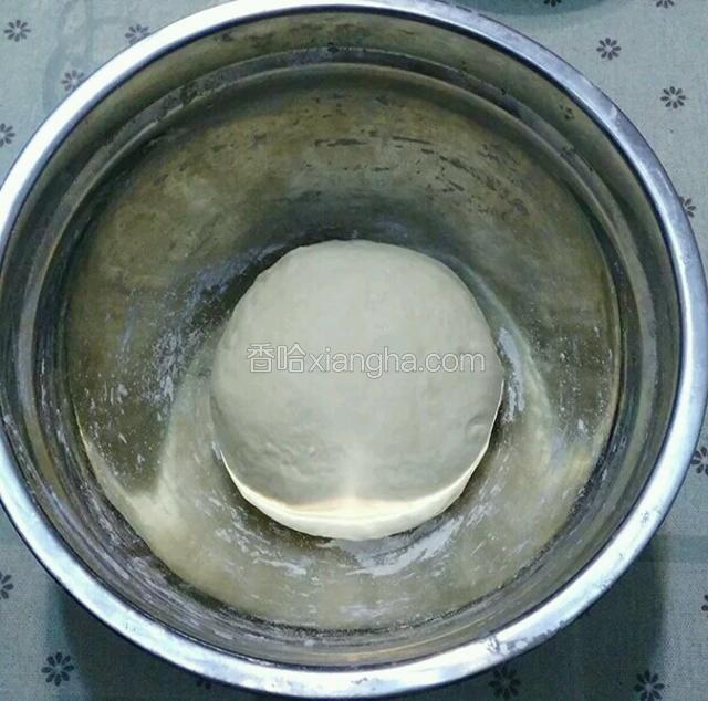 先将所有材料除食用油外加入面粉中揉成面团，然后再将15克食用油慢慢的揉进面团里揉光滑。

