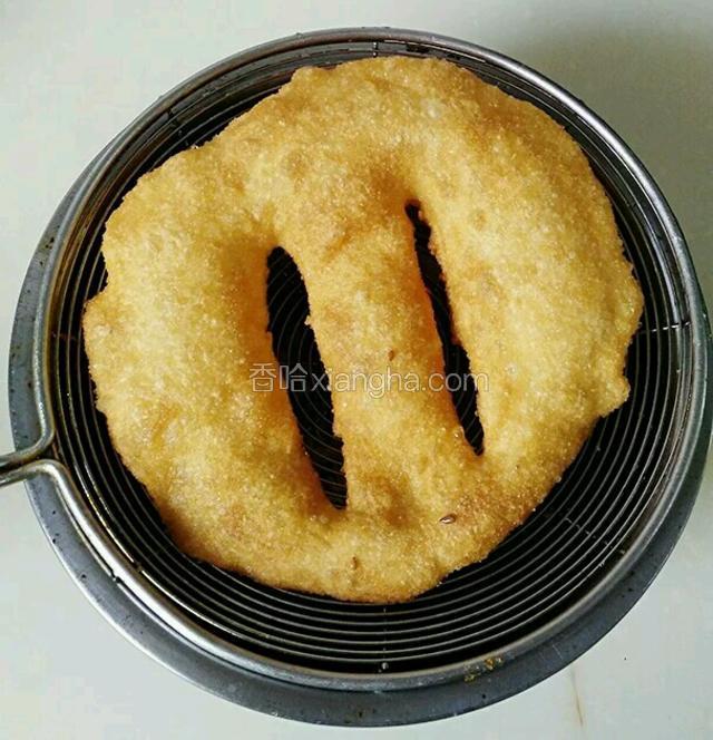 
炸至两面金好后出锅控油。
