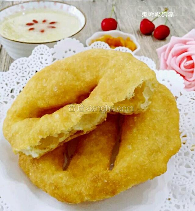 
炸好的油饼外面是脆脆的酥酥的，里面很软很香，非常好吃！