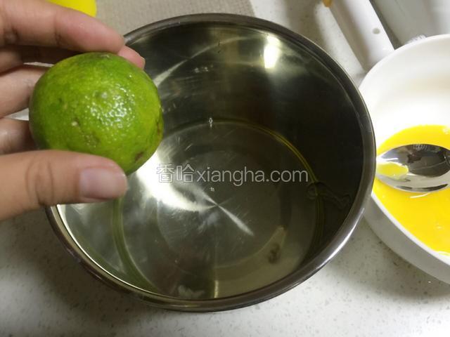 蛋清滴入几滴柠檬汁。